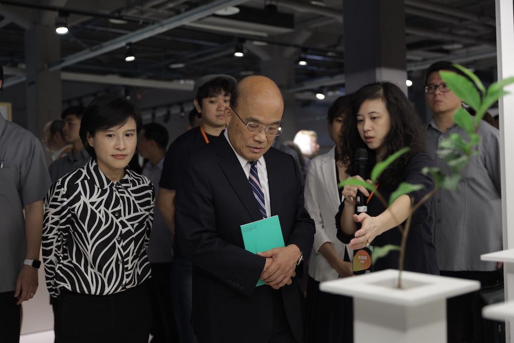 Premier SU Tseng-chang with Minister of Culture Cheng Li-chiun and Craft Tea 3.1415 Curator Gina Hsu