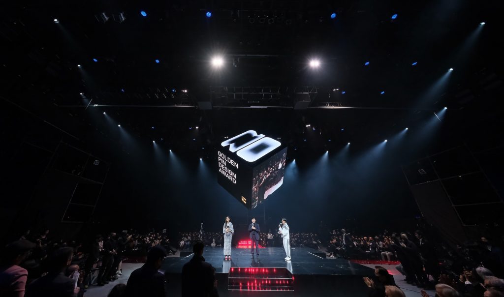 Featuring a concert-style thrust stage and a cubic projection screens on all six sides.